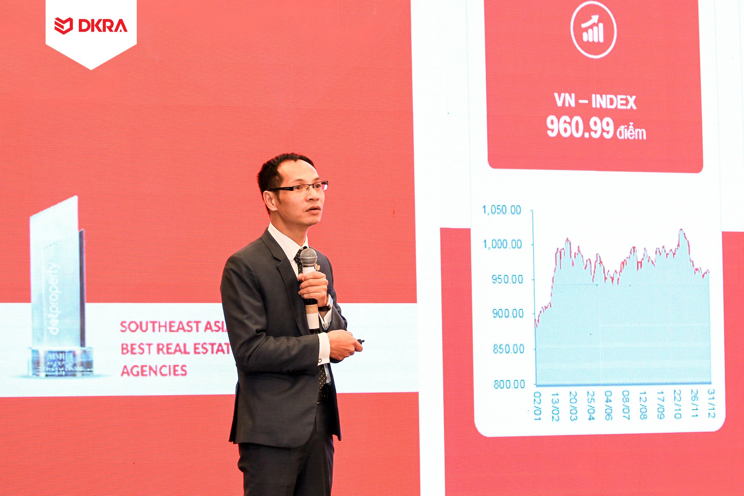 Ông Nguyễn Hoàng - Giám đốc bộ phận R&D DKRA Vietnam trình bày diễn biến thị trường bất động sản nhà ở TP.HCM năm 2019.