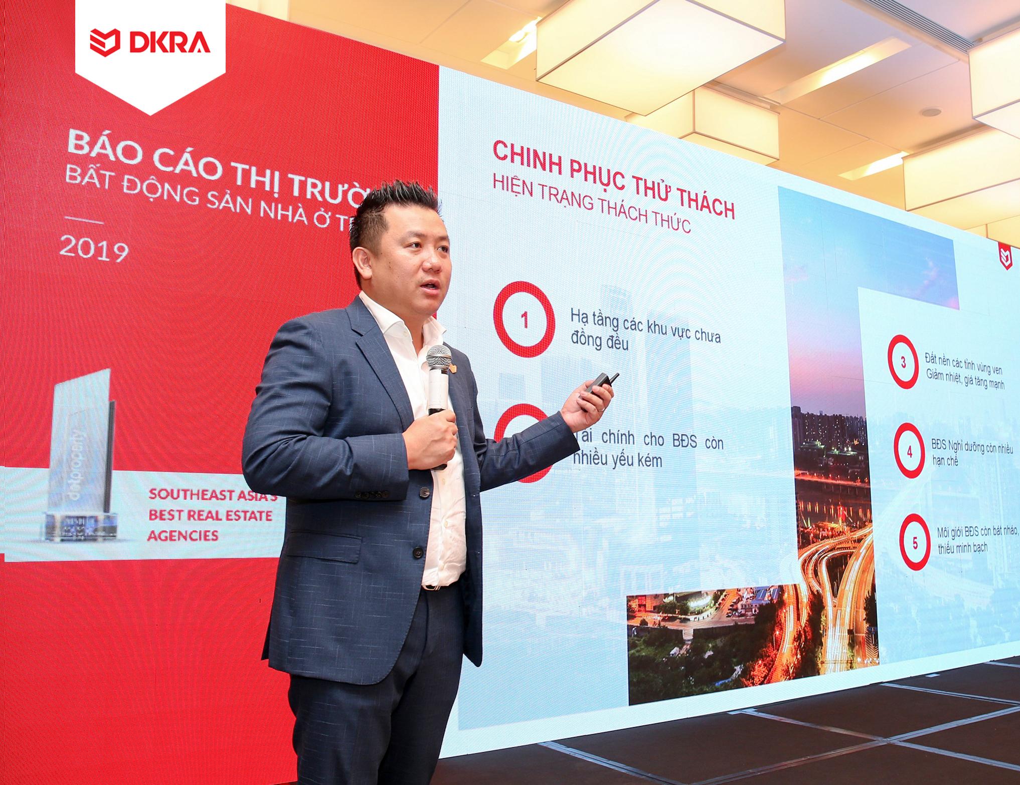 Ông Phạm Lâm - CEO DKRA Vietnam trình bày chủ đề chính “Chinh phục thử thách” tại sự kiện. Theo ông, nguồn cung mới của thị trường năm 2020 không có nhiều đột biến trong khi sức cầu vẫn cao, đặc biệt ở các phân khúc đất nền, căn hộ. Việc thiếu nghiêm túc