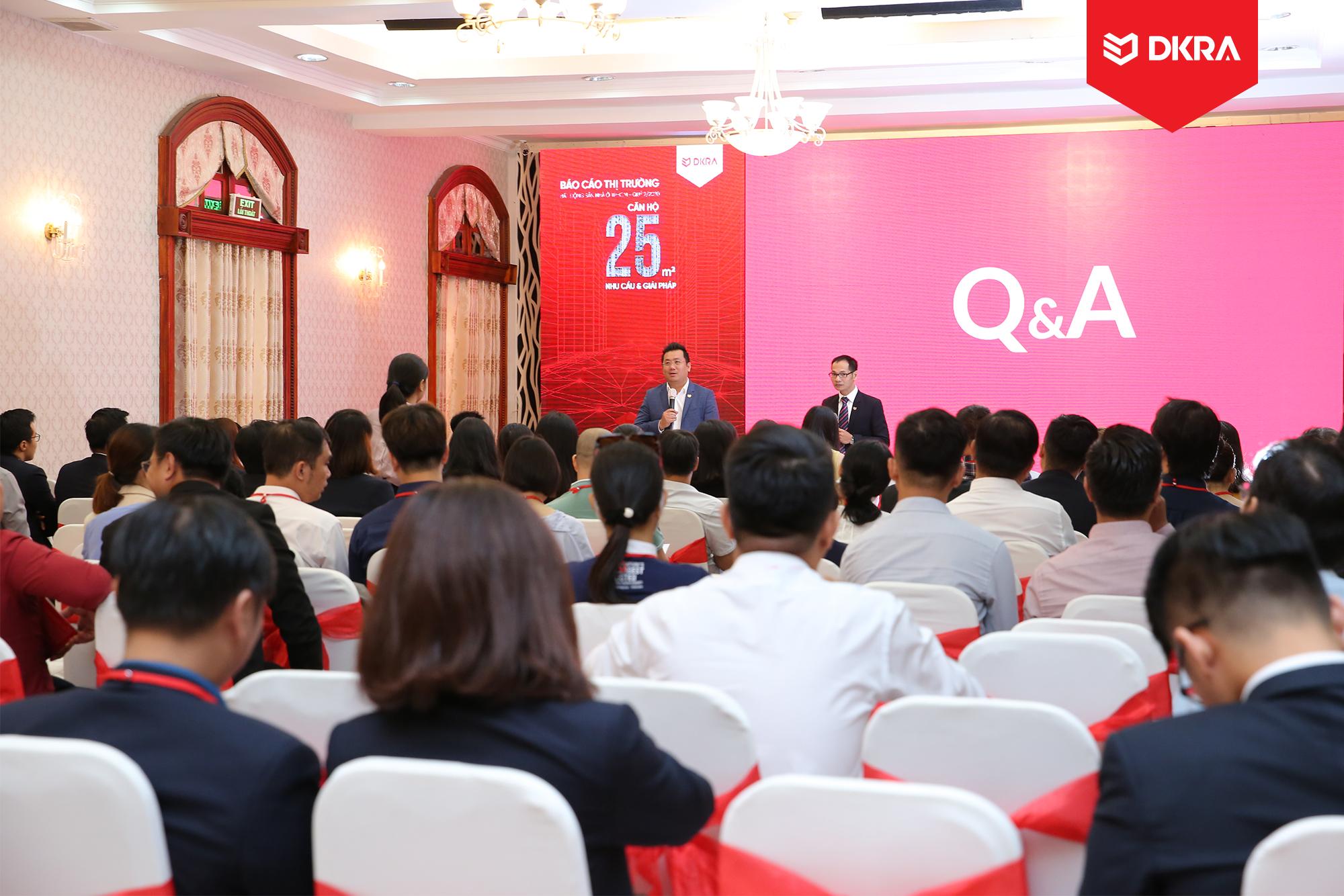 Ông Phạm Lâm - CEO DKRA Vietnam giải đáp các thắc mắc của khách tham dự và báo giới về thị trường bất động sản trong phần Q&A.